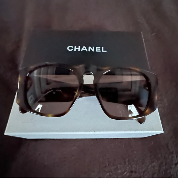 AUTHENTIC CHANEL QUILTED CC TORTOISE SUNGLASSES WITH BOX AND DUST BAG - Picture 2 of 12